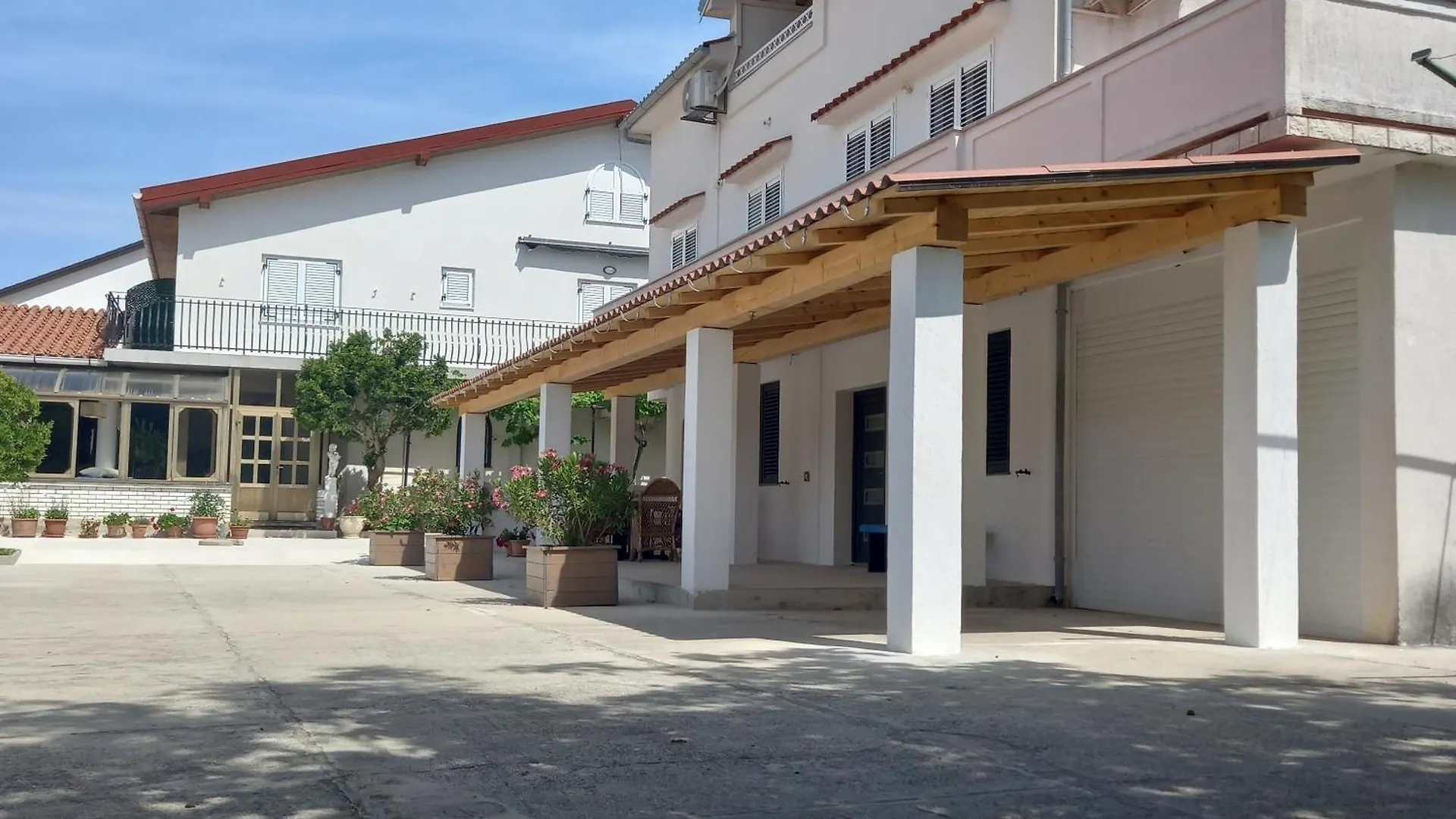 Apartment-Rooms Preka New Translation